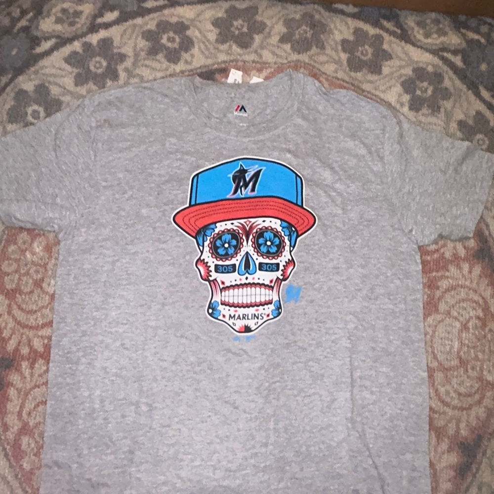 Majestic Gray Short Sleeve Tee with Skull Design